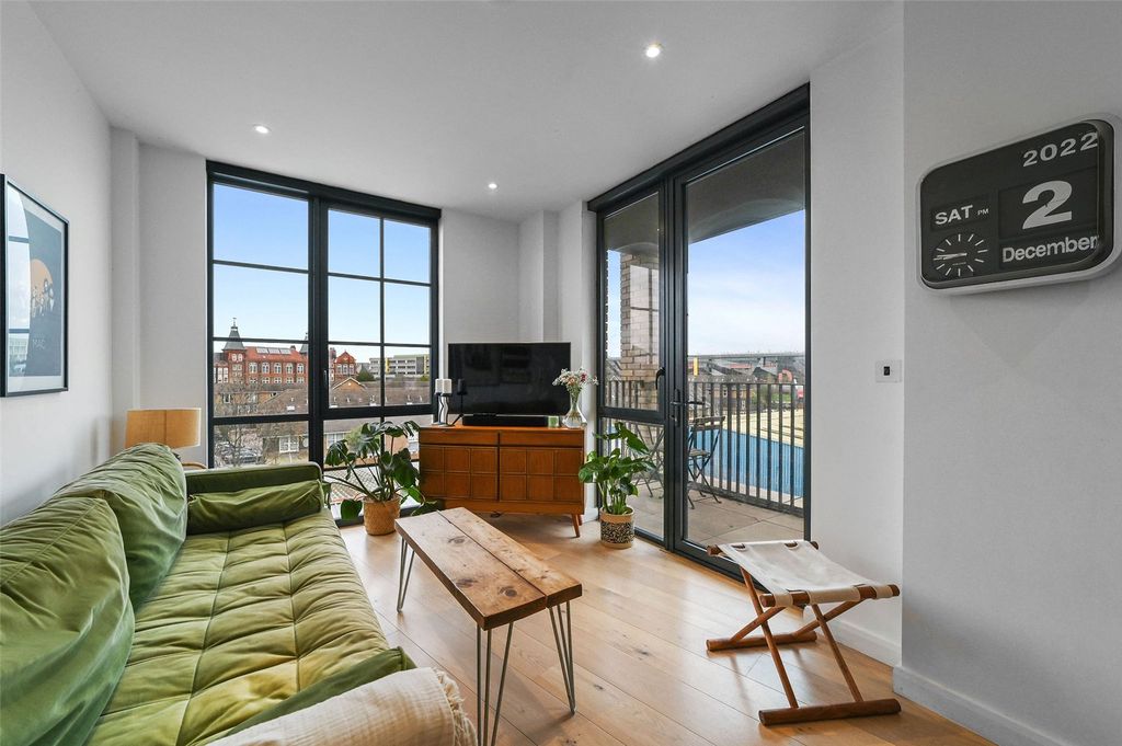 Property photo 3 of 23 Reception