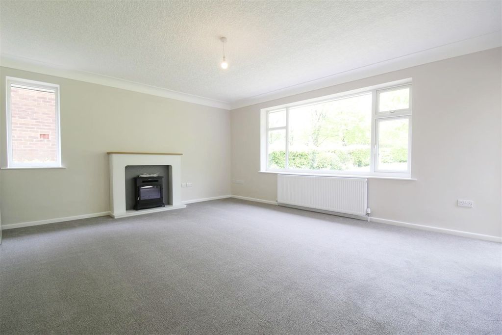 Property photo 3 of 13 Lounge