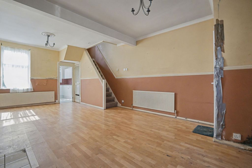 Property photo 3 of 20 100 Timbercroft Lane, London, Se18 2Sf