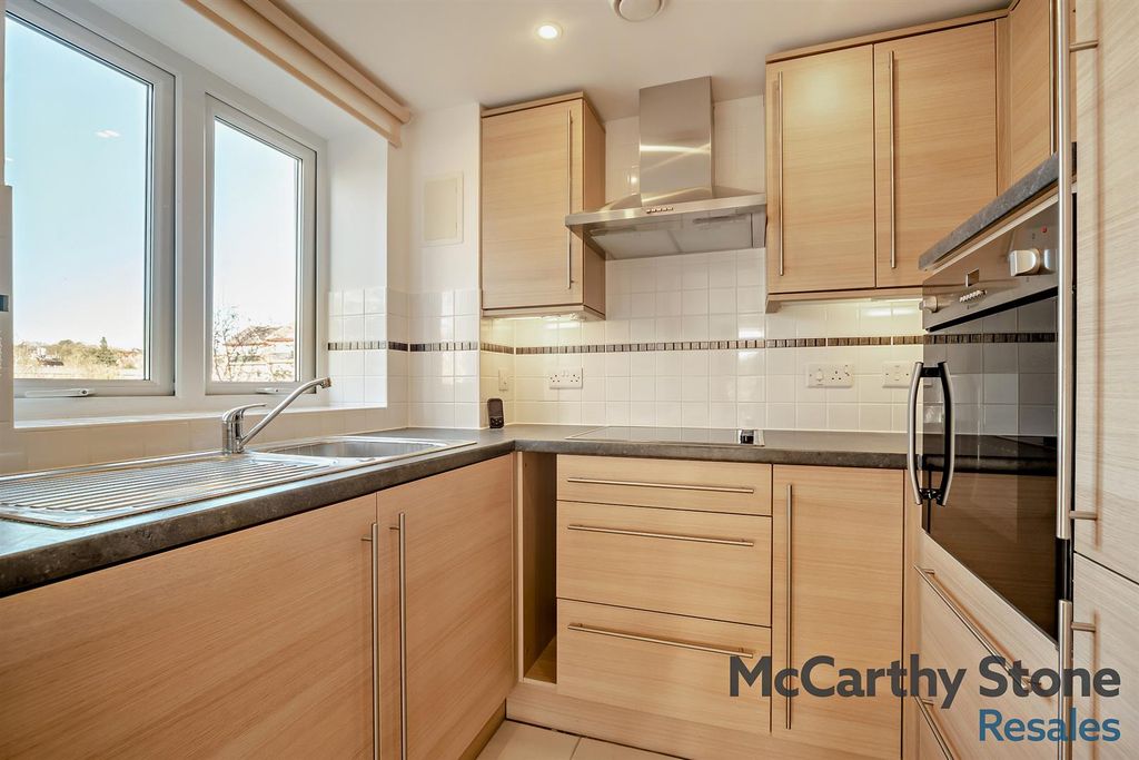Property photo 2 of 8 8671445-Interior05-800.Jpg