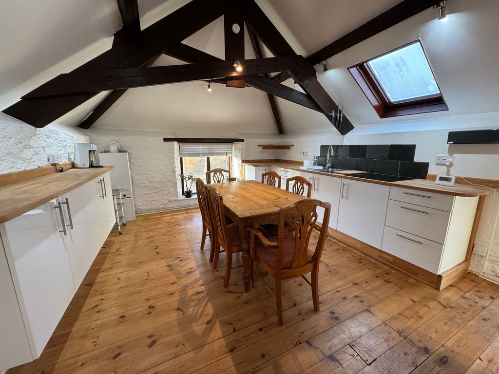 Property photo 3 of 10 Kitchen