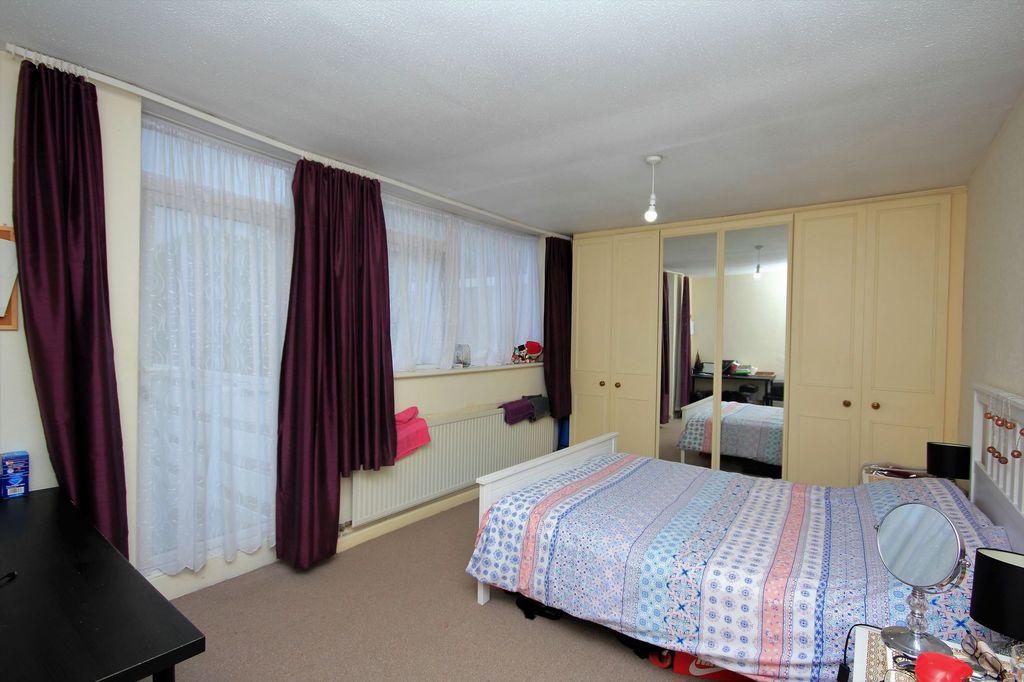 Property photo 3 of 6 Bedroom