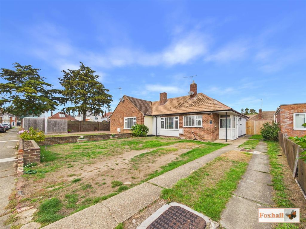 Property photo 1 of 17 Front Garden