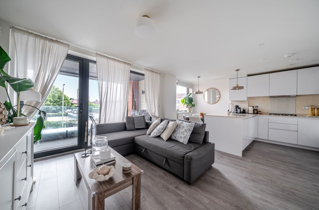 Property photo 2 of 13 1496531-18-6A60Ca...