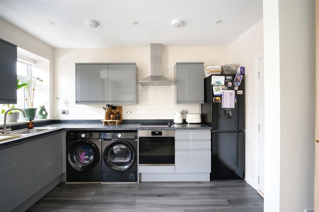 Property photo 3 of 10 Kitchen