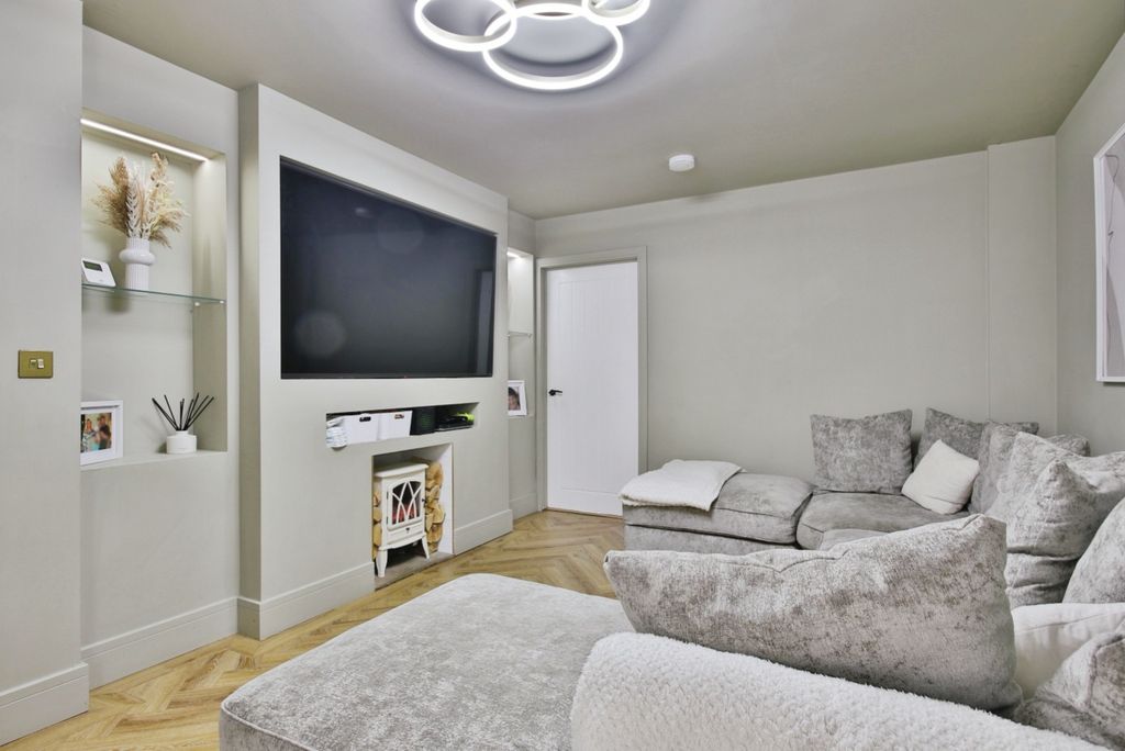 Property photo 2 of 12 4384594