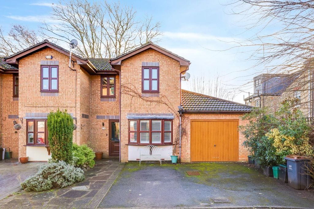 Property photo 2 of 15 11-6220Jhpropworld - 30 Tarragon Grove - 43.Jpg