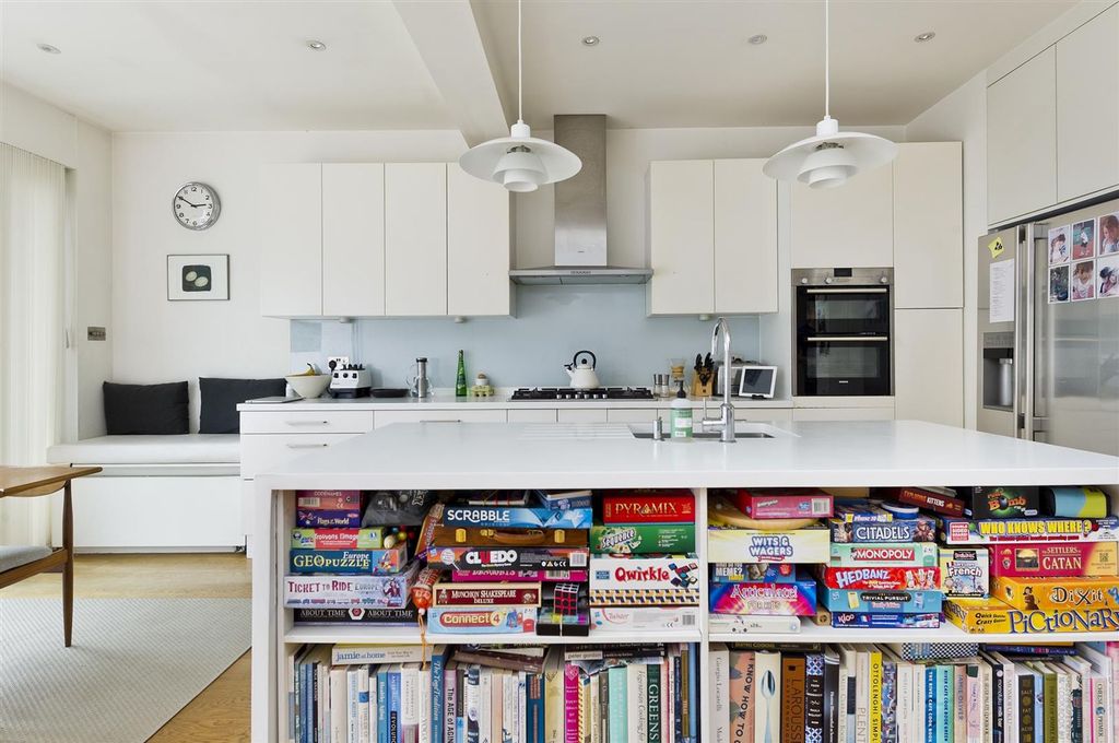 Property photo 1 of 15 54 Dalgarno Gdns-5069.Jpg
