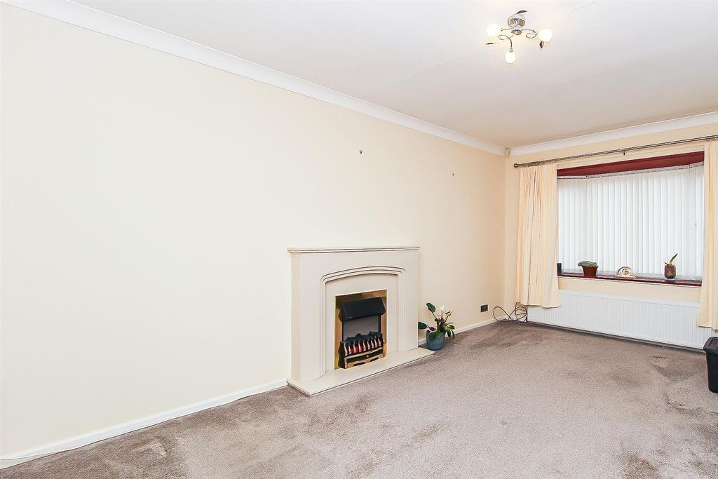 Property photo 3 of 11 Living Room