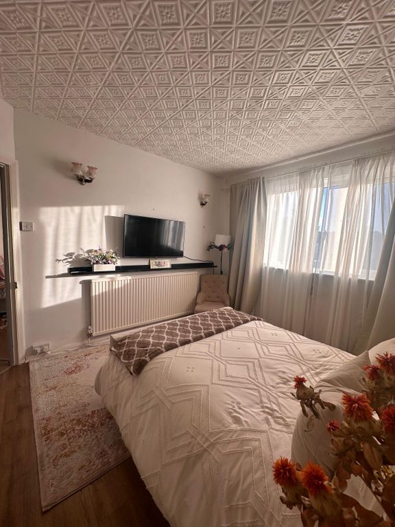 Property photo 3 of 10 Bedroom 2