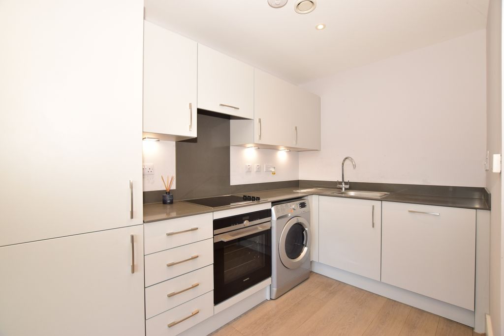 Property photo 3 of 12 Kitchen 1