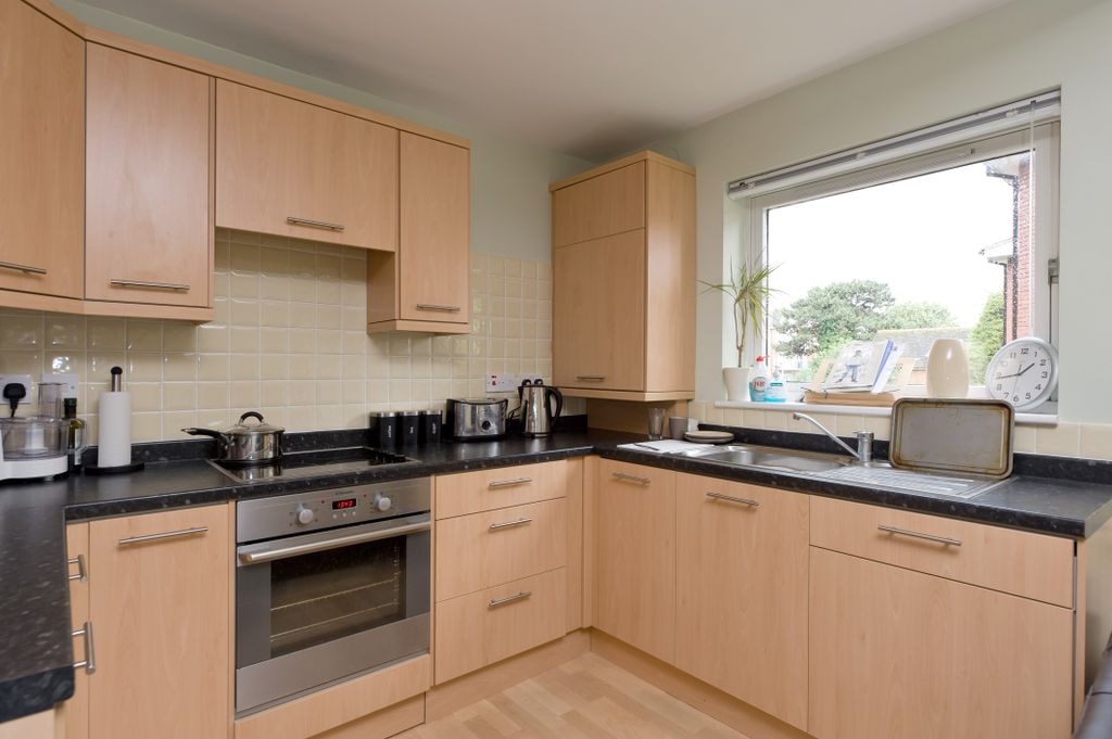 Property photo 3 of 8 Kitchen