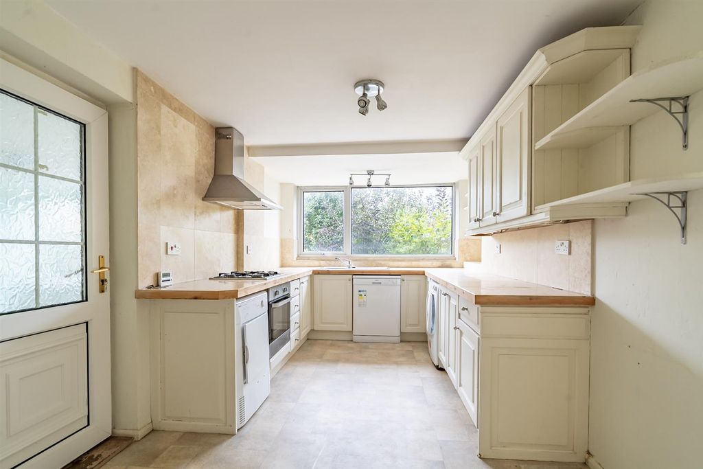 Property photo 3 of 17 Kitchen