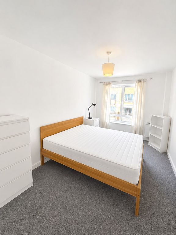 Property photo 1 of 6 2 Bedroom Apartment Available For Rent In Mercer Court, E1