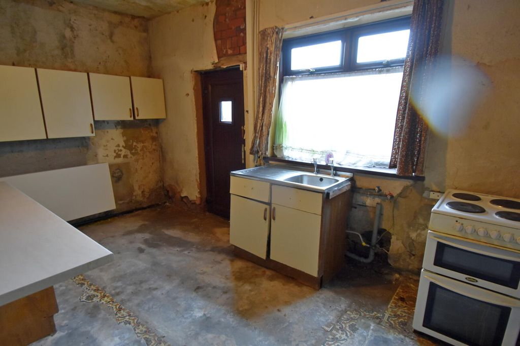 Property photo 3 of 9 Kitchen