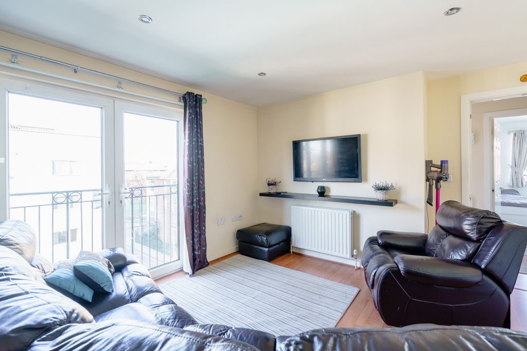 Property photo 3 of 10 8412093-Interior02-800