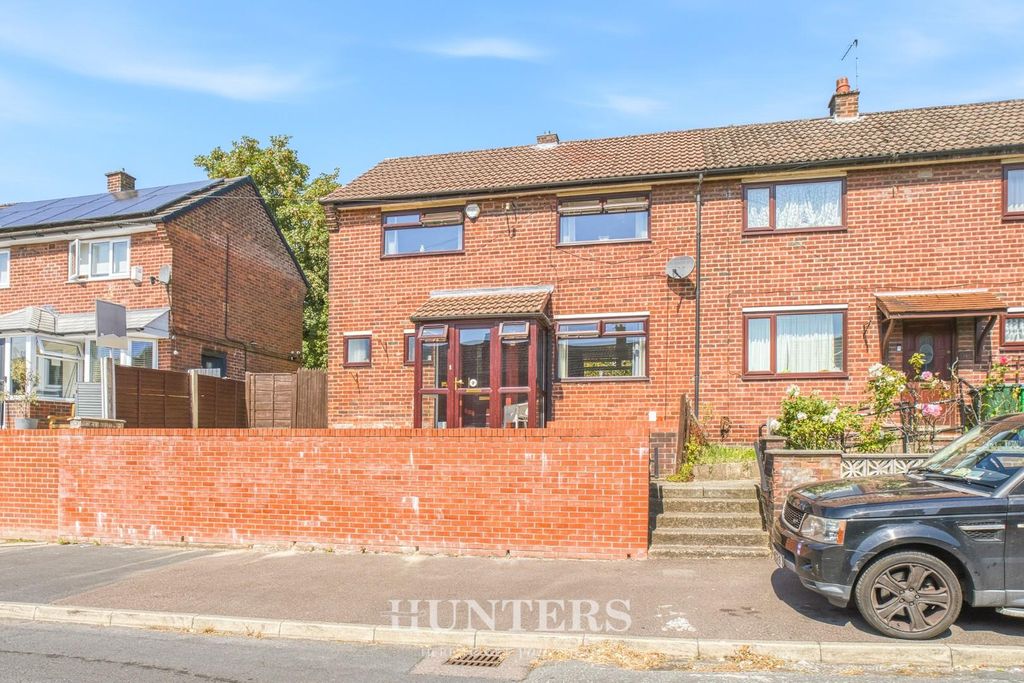 Property photo 1 of 18 Kirkstall Road (24).Jpg