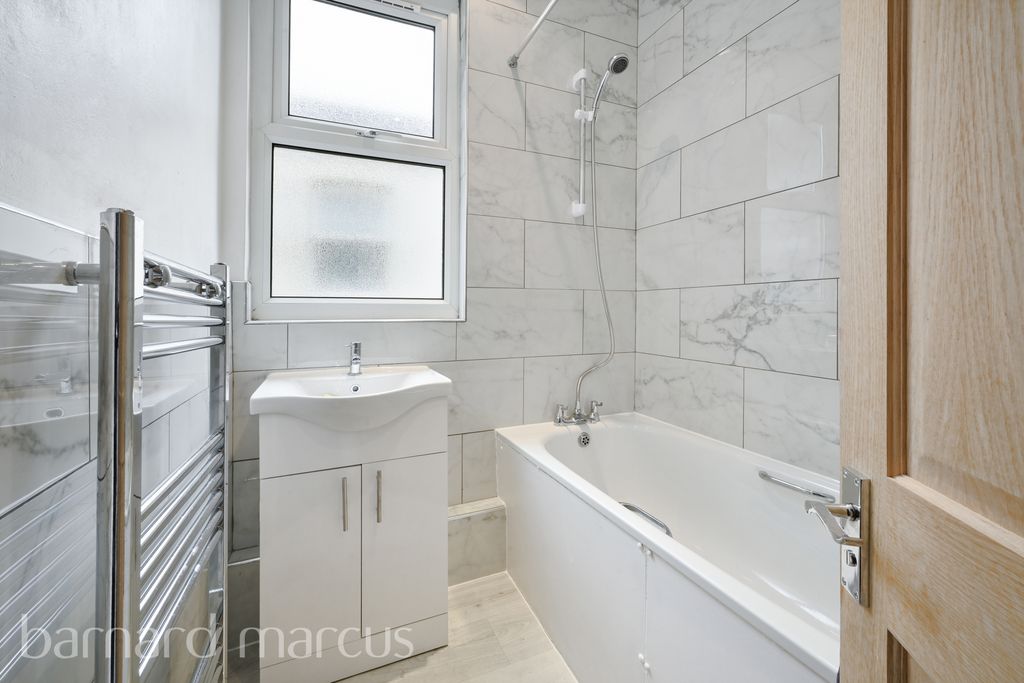 Property photo 2 of 8 Bathroom
