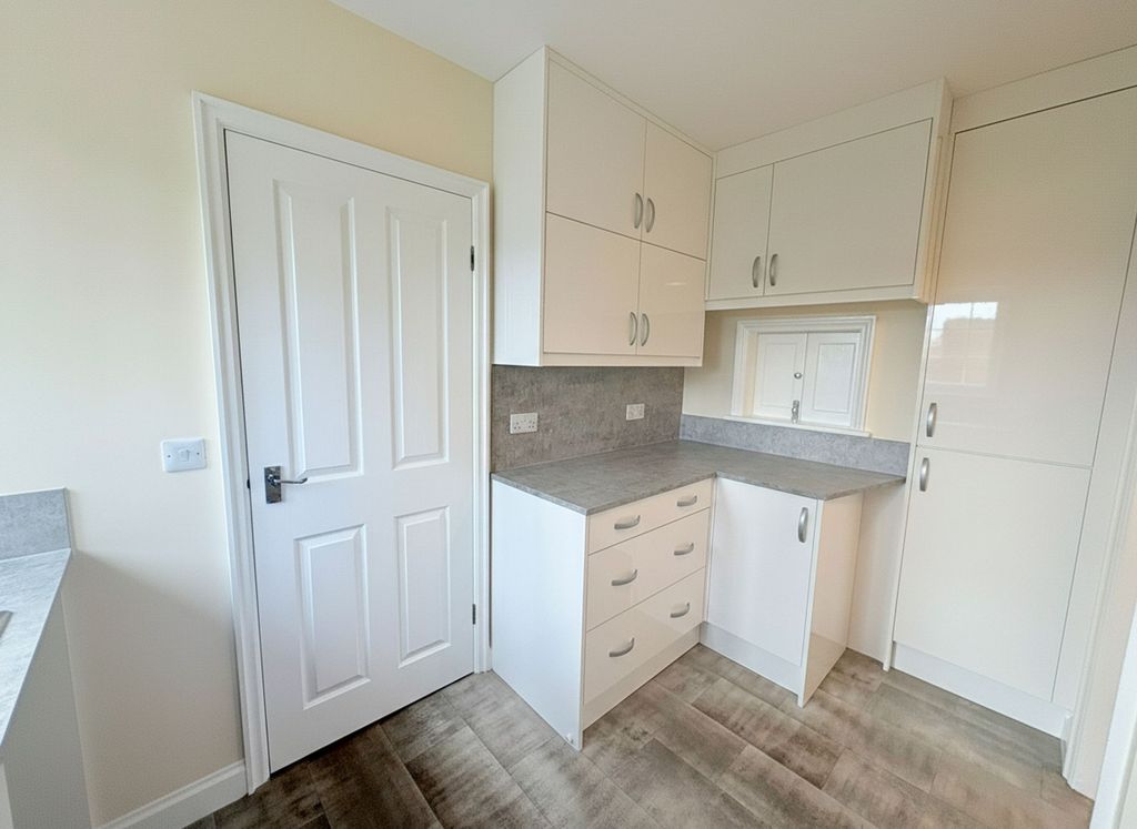 Property photo 3 of 18 Kitchen