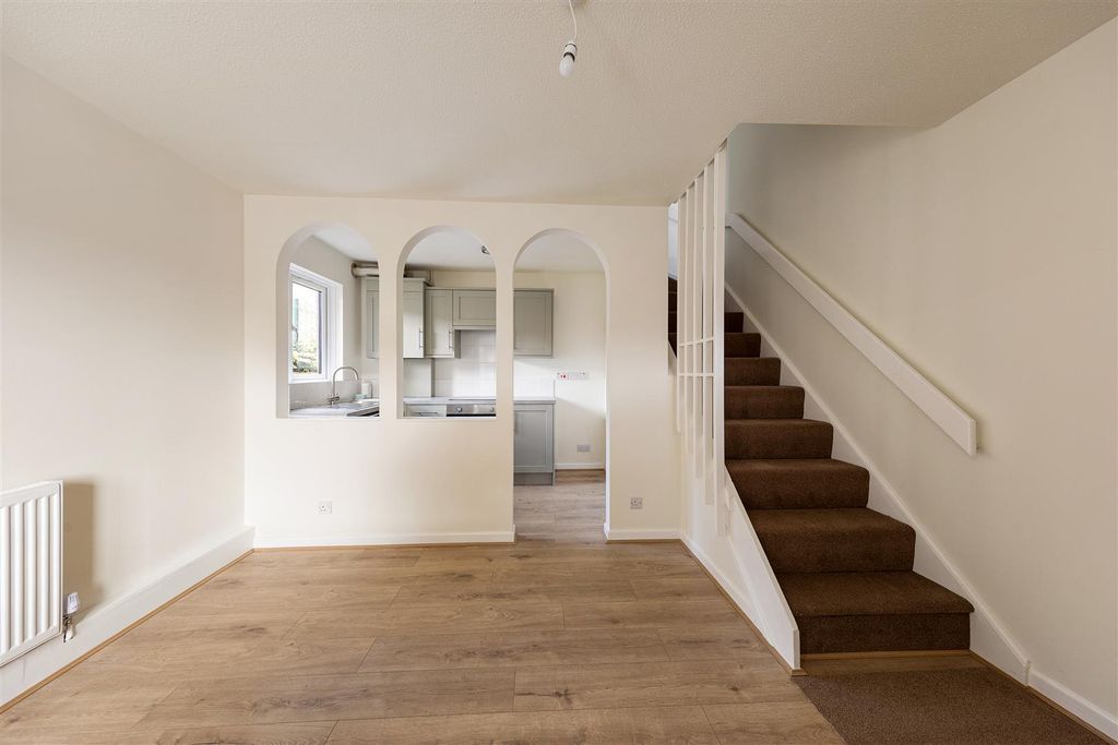 Property photo 2 of 24 Wiseman Road, E10