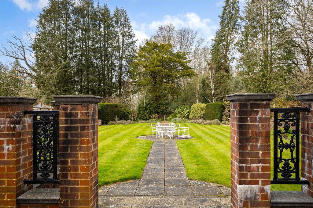 Property photo 3 of 28 House. Partnership