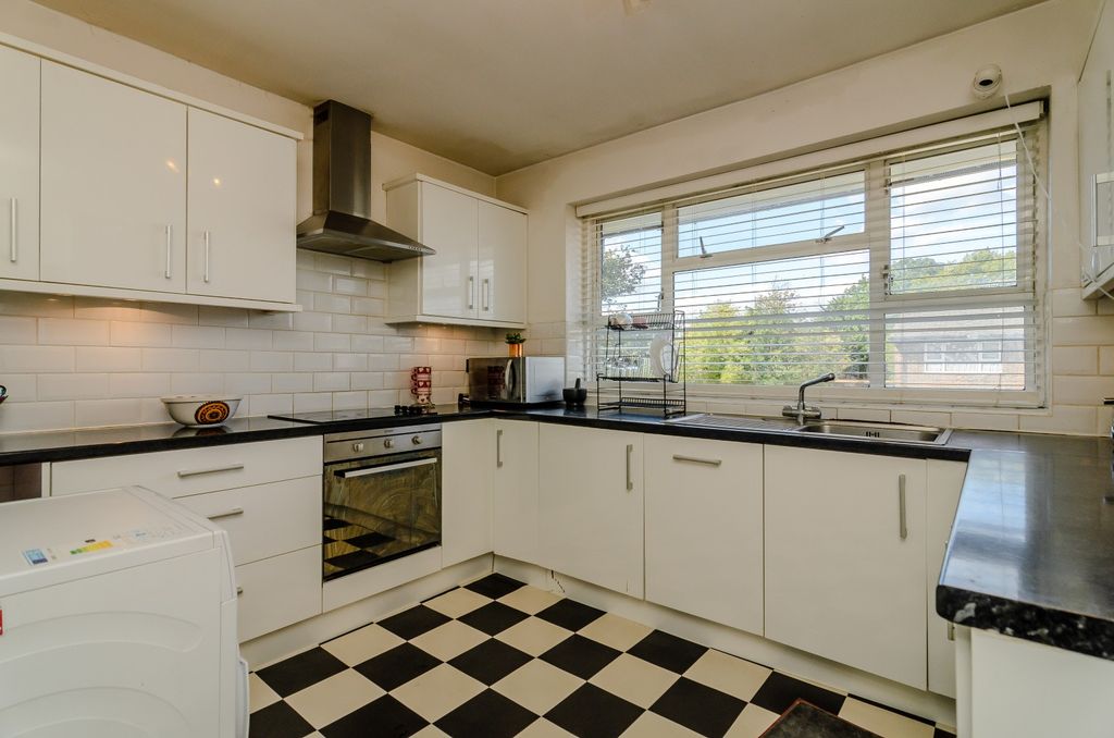 Property photo 3 of 8 Kitchen