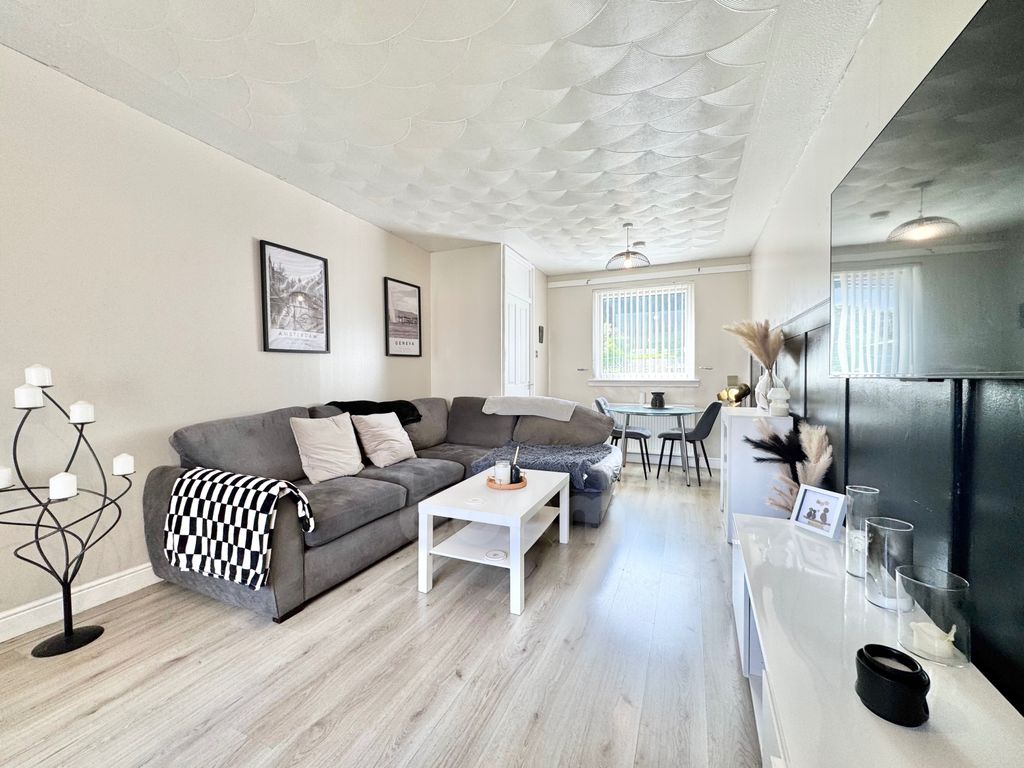 Property photo 2 of 16 Westburn Crescent, Rutherglen Lounge