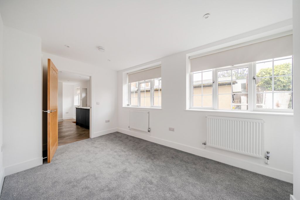 Property photo 2 of 16 1448897-18-69E1Fc...