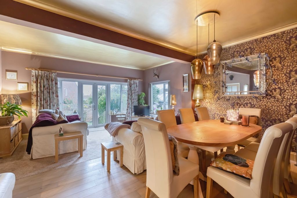 Property photo 2 of 33 Furze Road_6