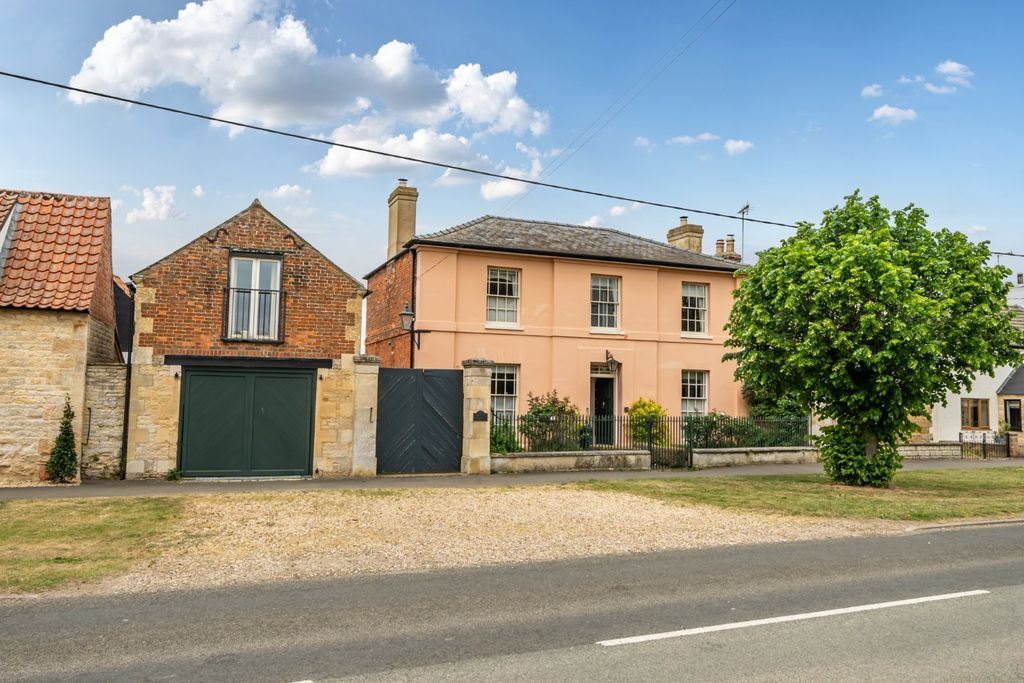 Property photo 2 of 25 Attractive Frontage