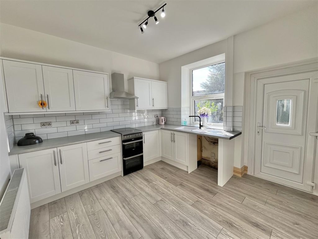Property photo 3 of 10 Dining Kitchen