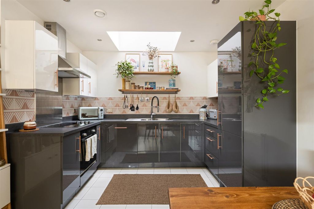 Property photo 2 of 22 Parade Gardens, E4