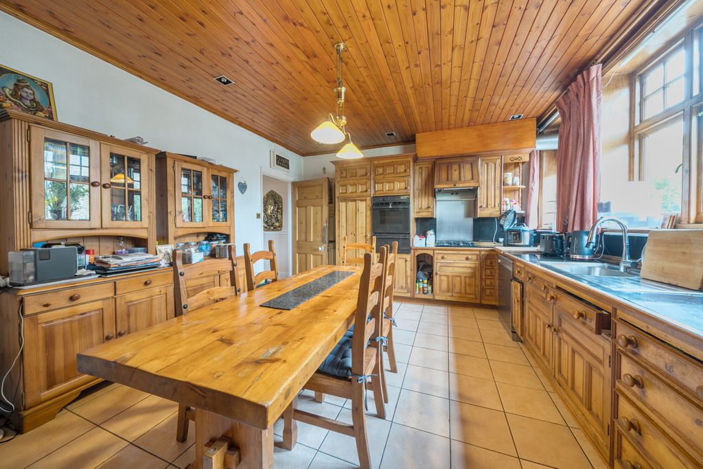 Property photo 3 of 24 1295874-31-682B0B...