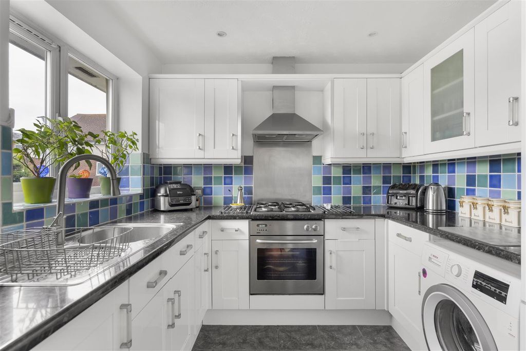 Property photo 3 of 27 Chingford Avenue, E4