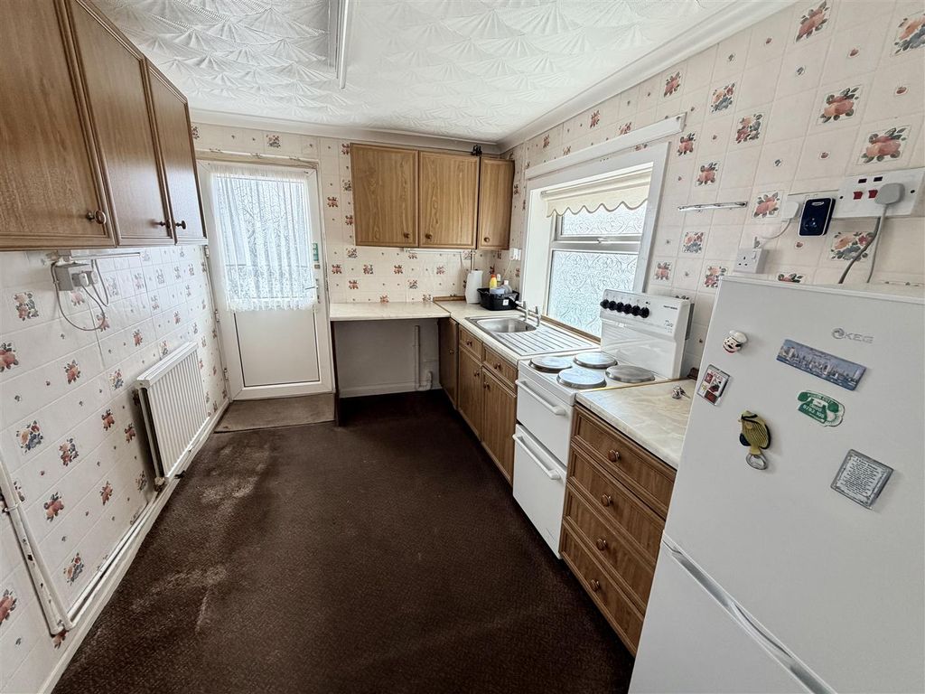 Property photo 3 of 10 Kitchen