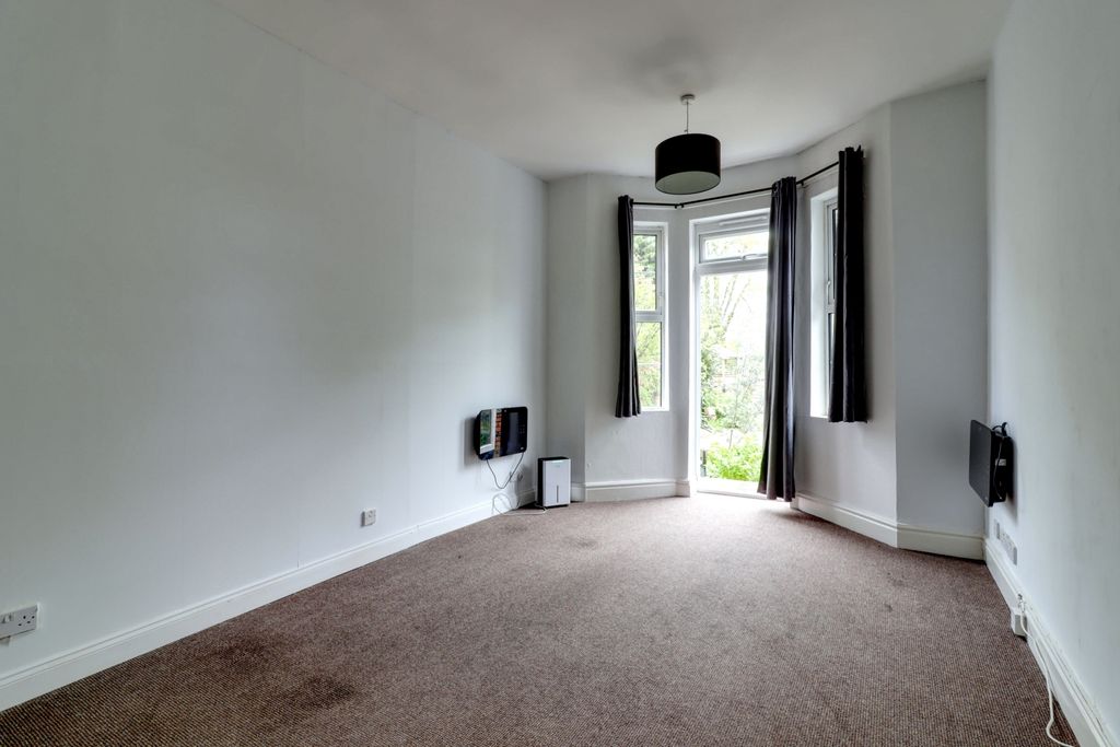 Property photo 2 of 6 Bedroom Living Room 1