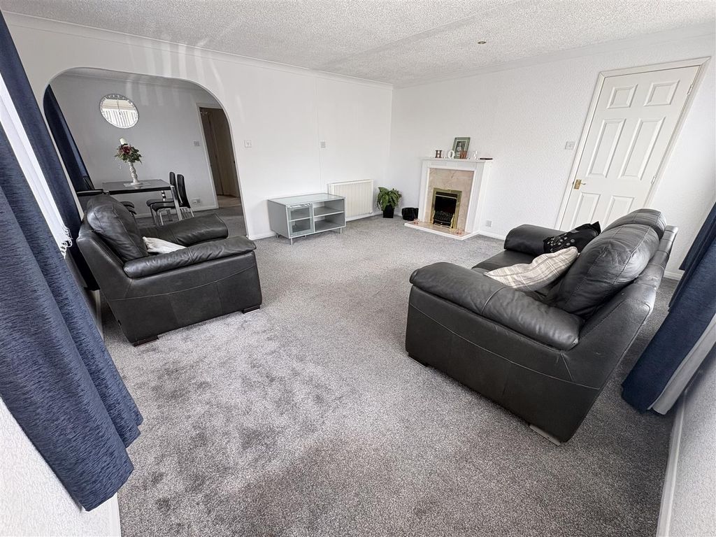 Property photo 2 of 17 Lounge