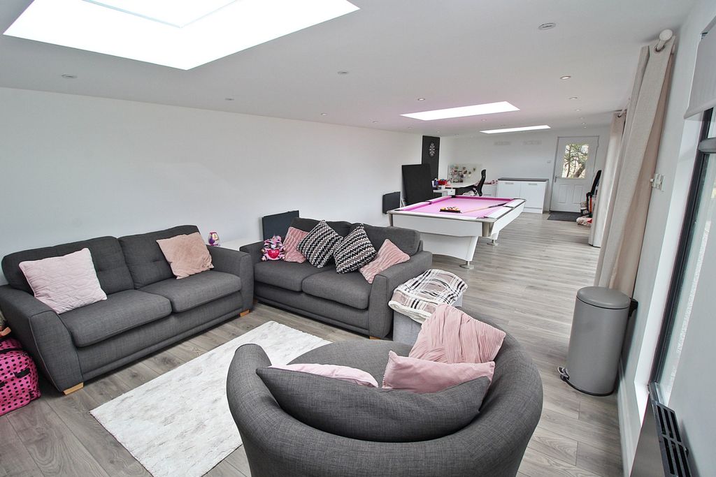 Property photo 2 of 20 4338323