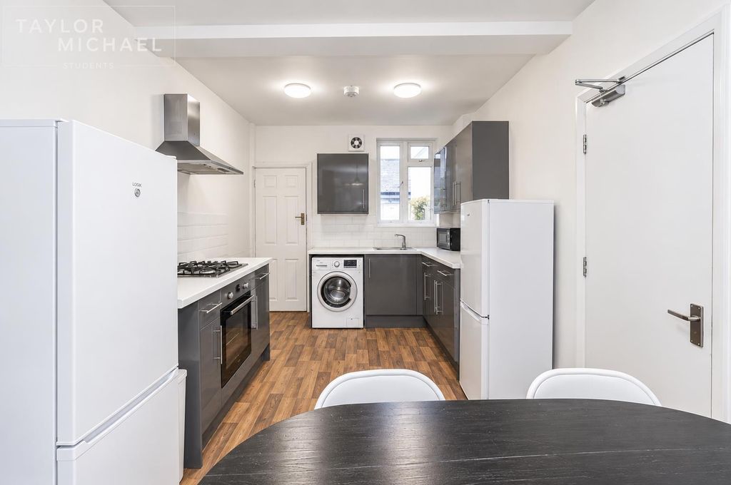 Property photo 1 of 10 Kitchen