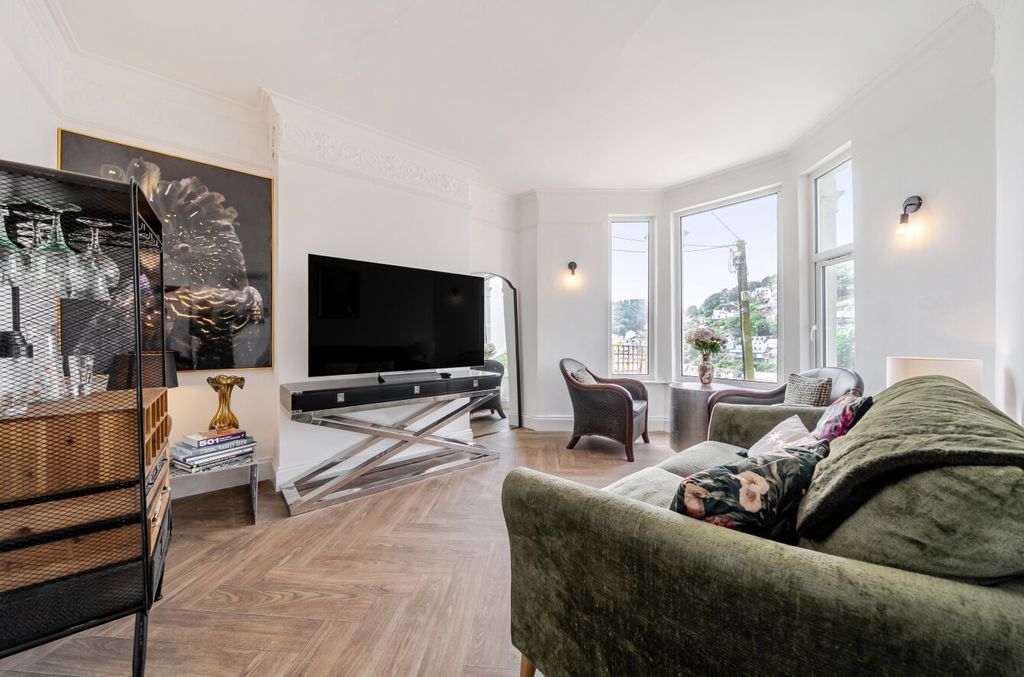 Property photo 2 of 10 1464821-12-6A1831...