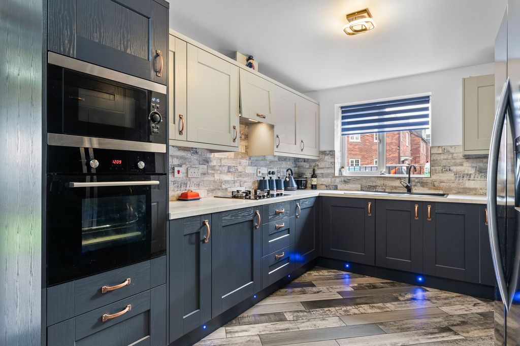 Property photo 2 of 33