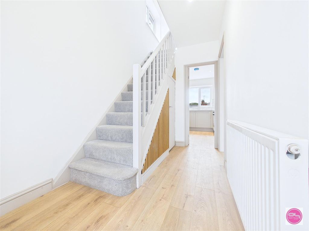 Property photo 3 of 33 Faversham Road, Burton On Trent (1).Jpg