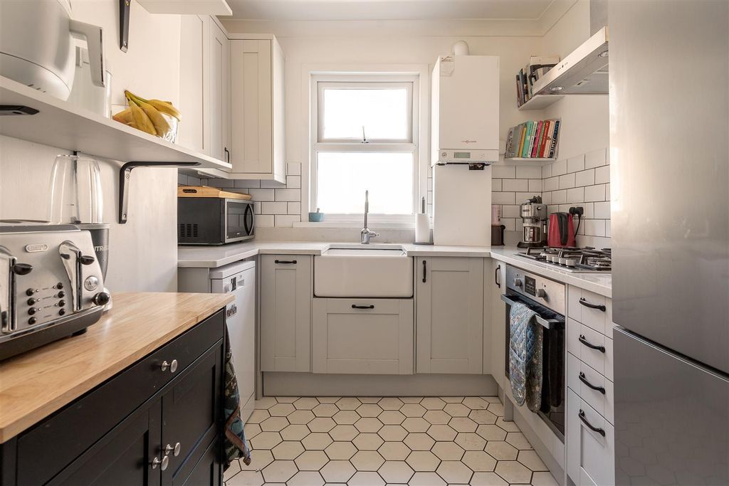 Property photo 3 of 20 Markhouse Road E17