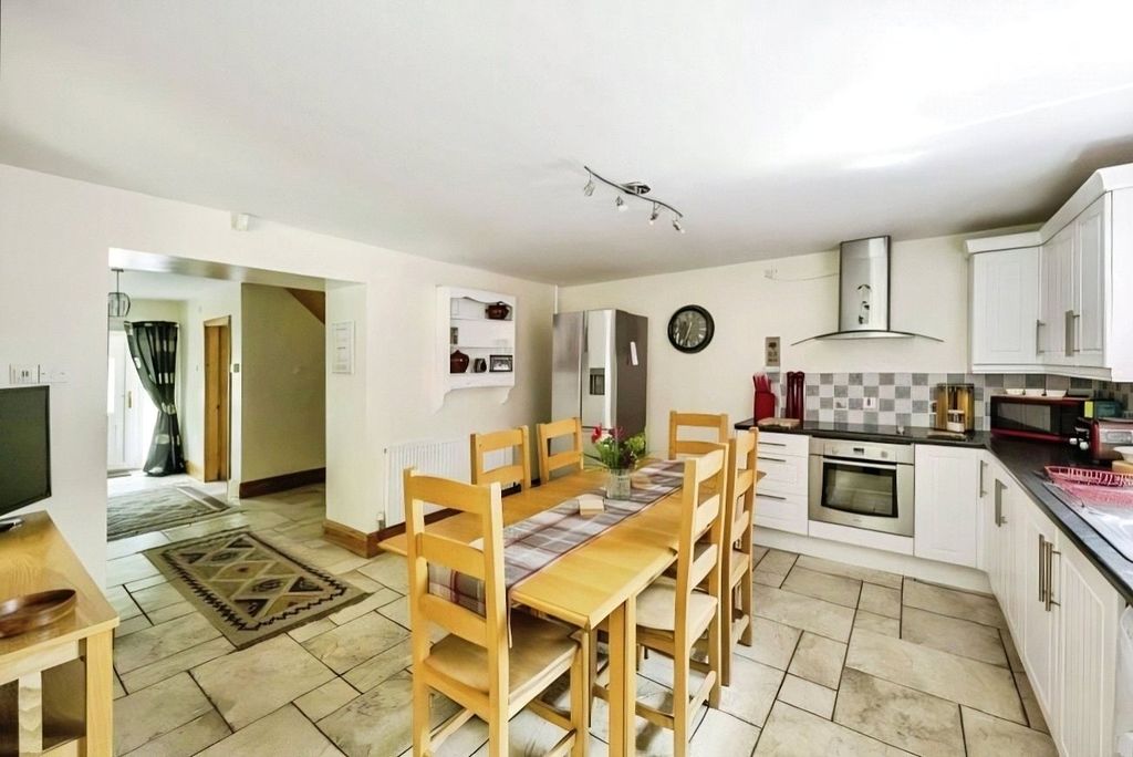 Property photo 3 of 16 Breakfast Kitchen