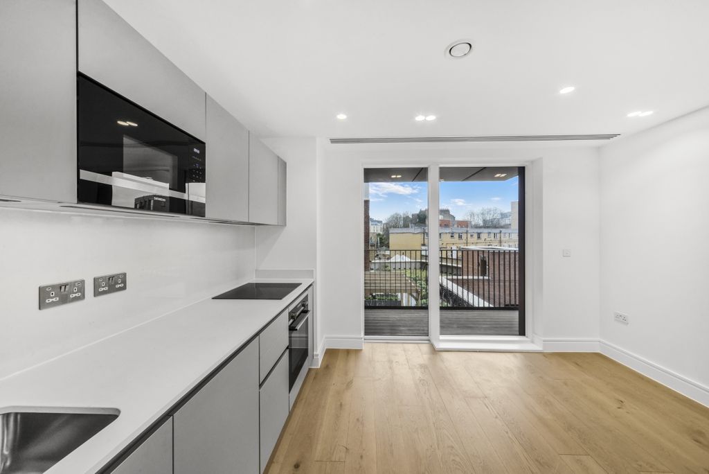 Property photo 3 of 8 Empire House