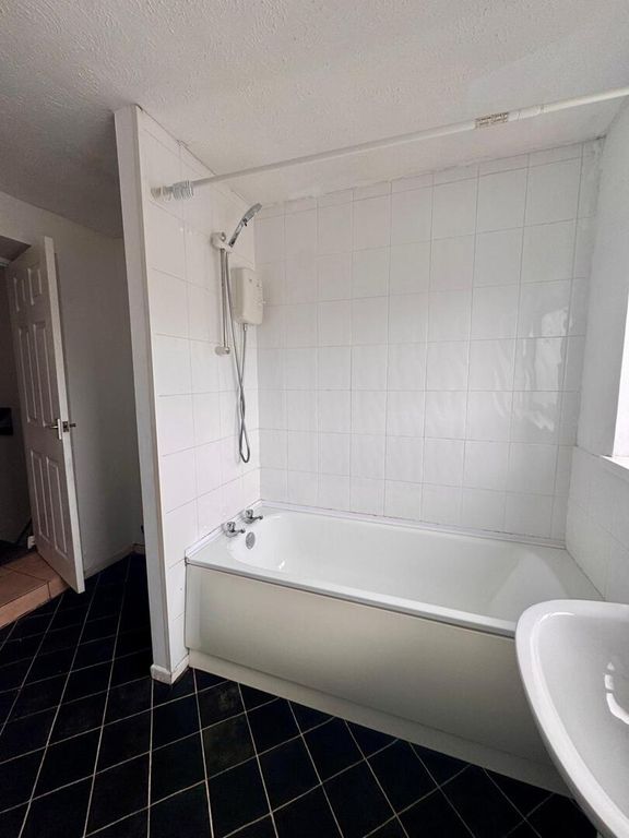 Property photo 3 of 10 Bathroom