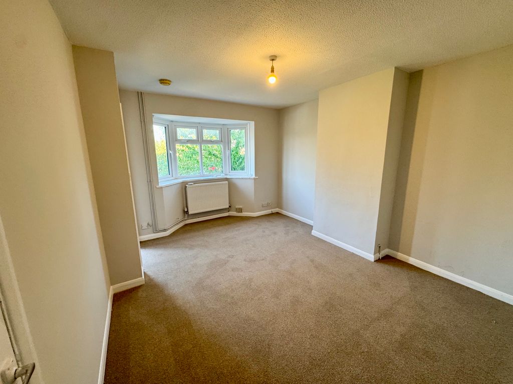 Property photo 2 of 6 50 Foxburrows Avenue - Living Room