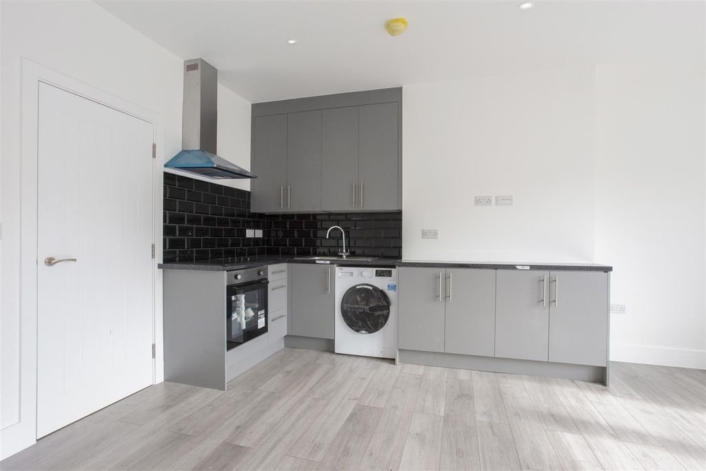 Property photo 2 of 5 Flat 3 325010 05.Jpg