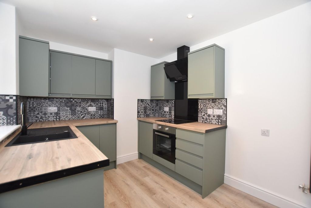 Property photo 3 of 18 Kitchen 01.Jpg