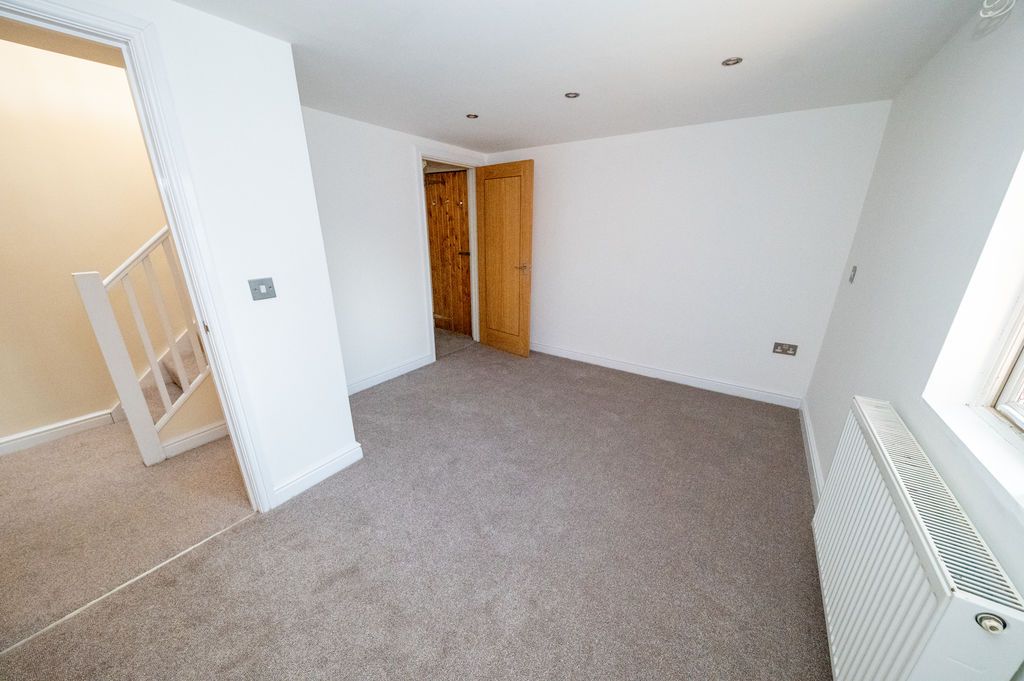 Property photo 3 of 17 Photo 6